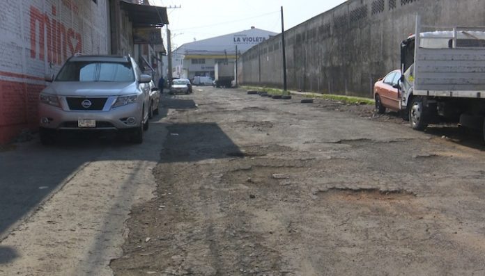 Conoce la calle destrozada en la colonia Elías Pérez Ávalos