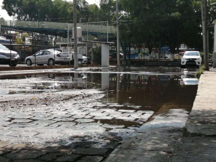 Afectaciones en la colonia Cosmos por lluvias: Debido a las fuertes lluvias que se han presentado en la capital michoacana en los últimos días, varias colonias han sido afectadas por pequeñas inundaciones en muchas vialidades.