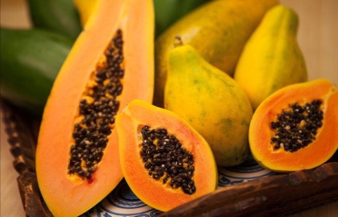 Para no desperdiciar comida mamá aprovechó que su hija no tenía gusto por COVID y le dio fruta podrida