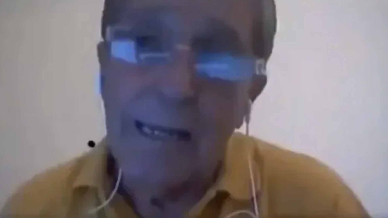 Video: Universitarios le juegan cruel broma a su profesor durante clase en línea Video: Universitarios le juegan cruel broma a su profesor durante clase en línea
