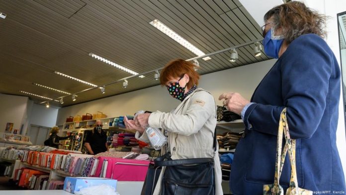 Con miedo de nuevos brotes, Alemania reabre comercios