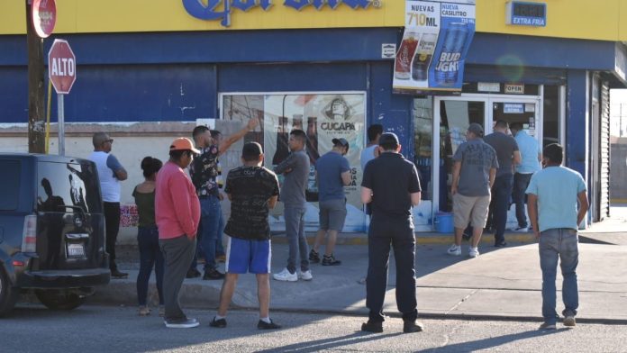 Por hacer fila para comprar cerveza se contagia de Covid-19