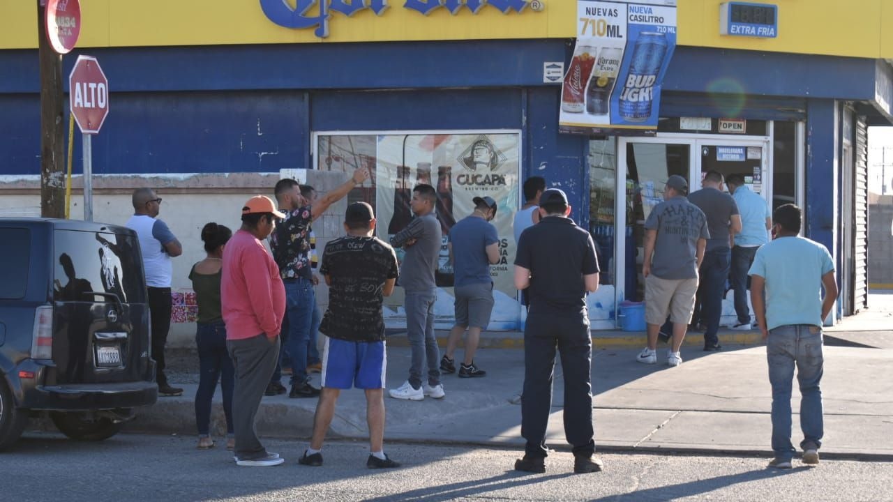 Por hacer fila para comprar cerveza se contagia de Covid-19 Por hacer fila para comprar cerveza se contagia de Covid-19
