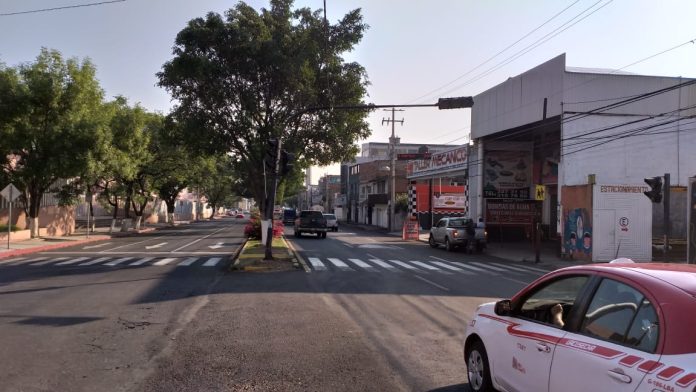 Semáforos sobre Calzada la Huerta presenta fallas.