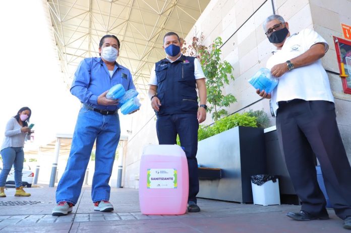 Entrega Sedesoh desinfectante y cubrebocas a taxistas de la Terminal de Autobuses de Morelia
