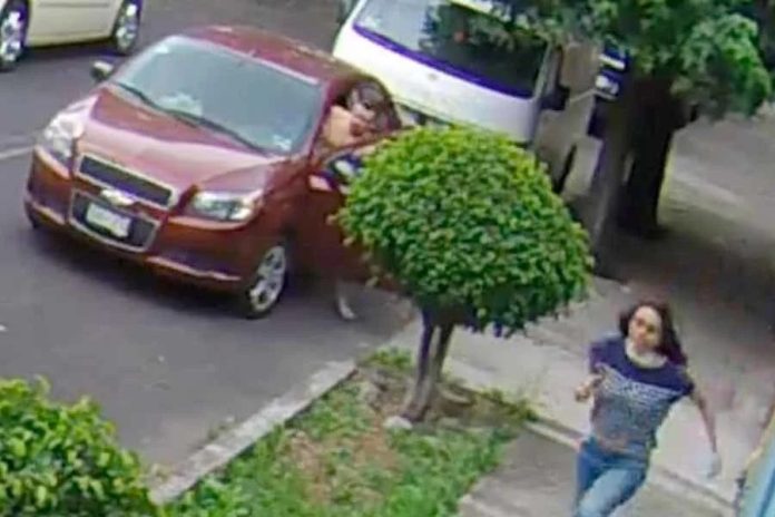 Captan a hombre desnudo persiguiendo mujeres