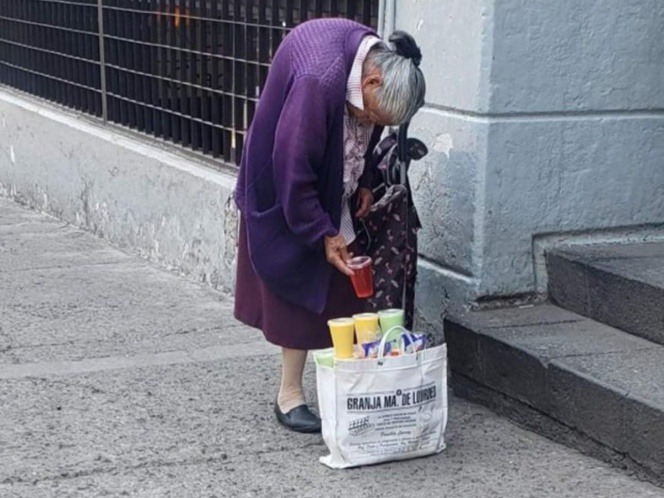 Abuelita tiene que salir a vender gelatinas para sobrevivir a la cuarentena Abuelita tiene que salir a vender gelatinas para sobrevivir a la cuarentena