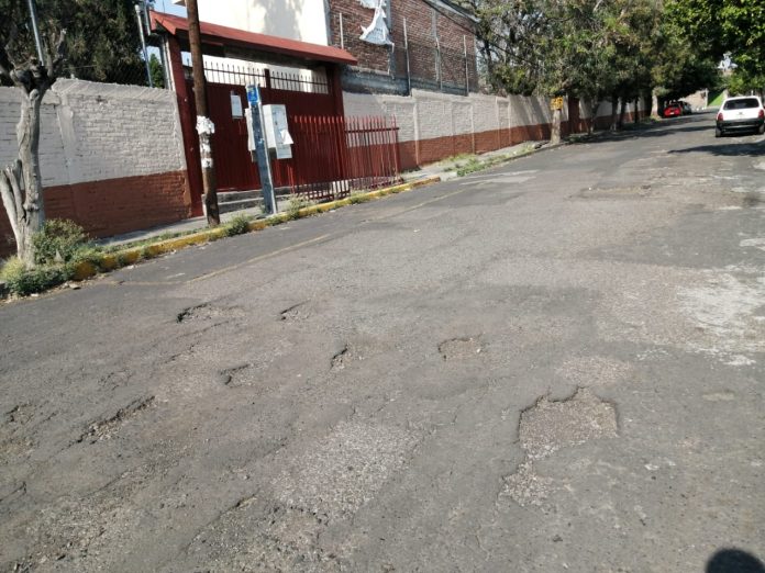 Calle Pirul con bastante deterioro, denuncian vecinos.