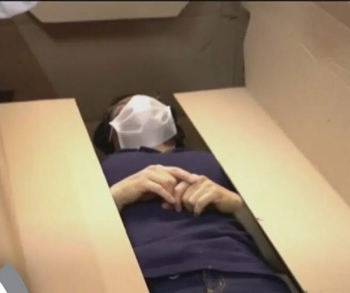 Video: Crean cama de cartón que se convierte en ataúd