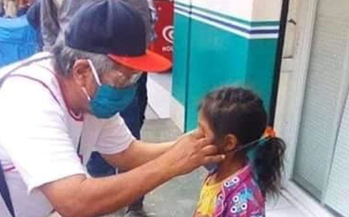 Video: Golpean y lanzan cloro a paramédico que repartía cubrebocas