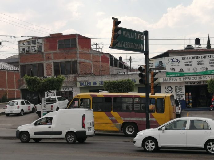 Semáforo descompuesto en salida a Charo
