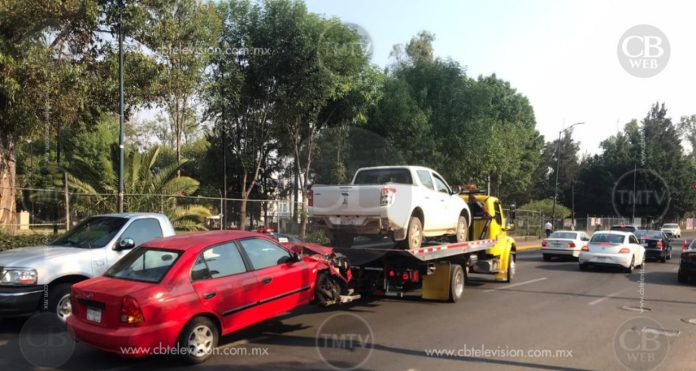 Colisionan camioneta de la CFE y auto compacto: Un percance automovilístico sobre la avenida Ventura Puente entre una camioneta de la Comisión Federal de Electricidad (CFE), y una unidad compacta dejó como saldo daños materiales.