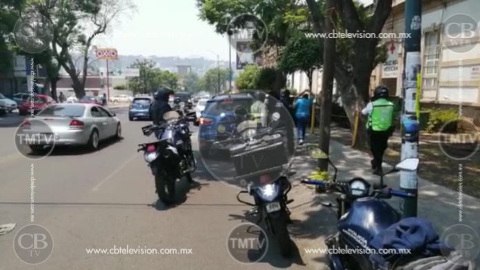 Video: Mujer pide apoyo a la policía para llegar a la Cruz Roja