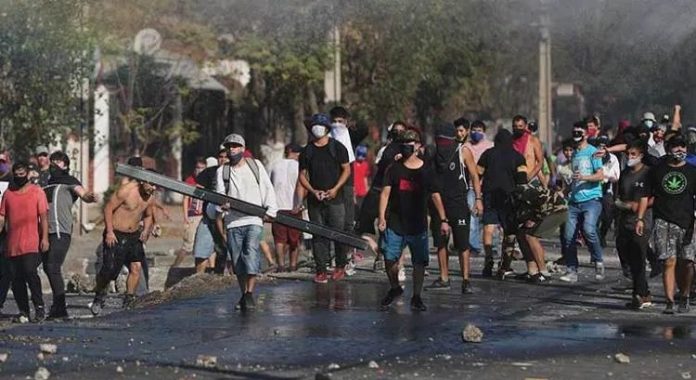 Chilenos causan disturbios en manifestación
