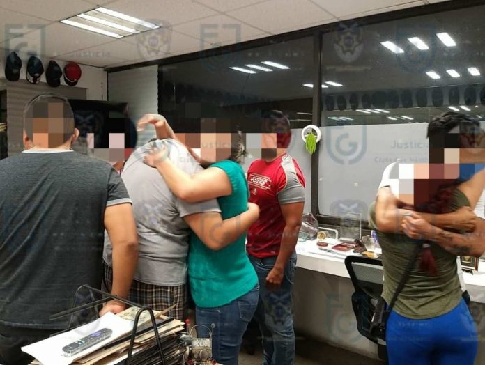 Rescatan a 14 médicos secuestrados en un hotel