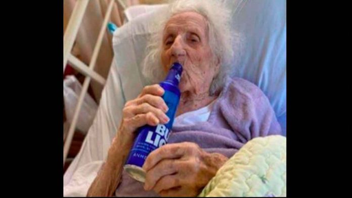 Mujer de 103 años venció al Covid-19 y celebró con una cerveza