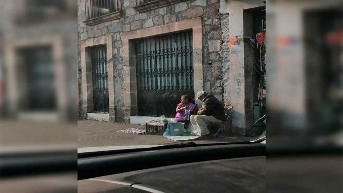 Abuelitos intercambian nopales o pares de calcetines por despensa
