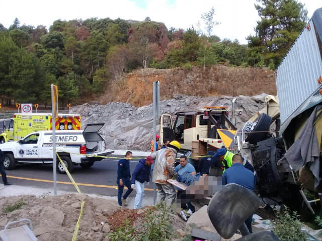 Sin identificar los muertos en la Siglo XXI en volcadura de trailer Sin identificar los muertos en la Siglo XXI en volcadura de trailer