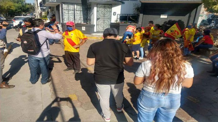 Aficionados del Monarcas Morelia se manifiestan afuera de TV Azteca