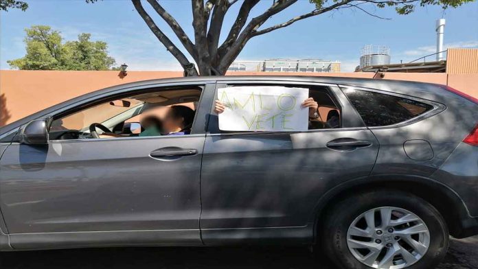 Ciudadanos realizan caravana AntiAMLO en Morelia