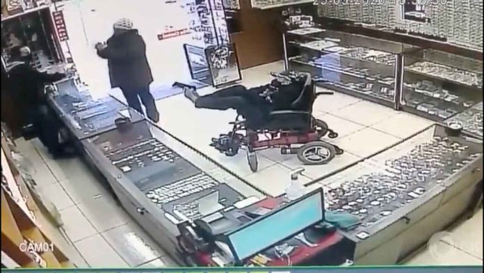 Video: Sin brazos y en silla de ruedas asalta joyería