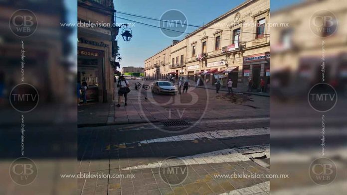 Ancianitos pensó que era calle y mete su auto a la Cerrada de San Agustín