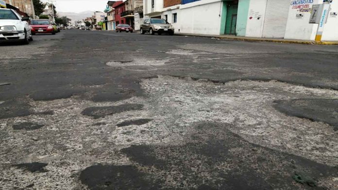 Reportan baches que llevan más de 2 años en la intersección de Coahuila y Jalisco