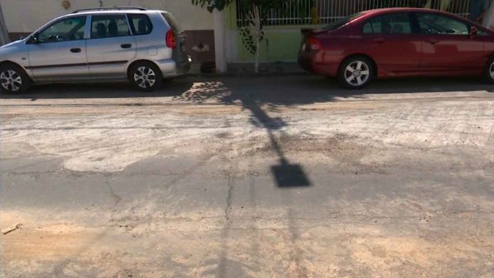 Arreglan baches peligrosos sobre la calle Alberto Alvarado