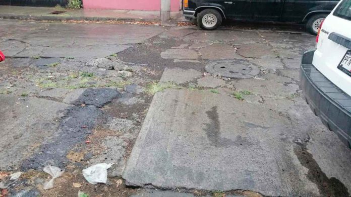 Continúan problemas de baches en la colonia Primo Tapia Ote