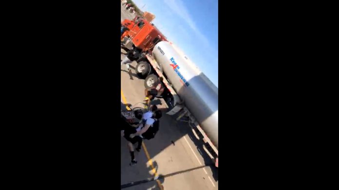 Video: Camión cisterna intenta embestir a manifestantes en Minneapolis