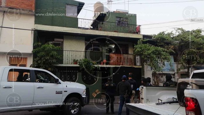 Les catean la casa y arrestan a dos tiradores de droga en Morelia