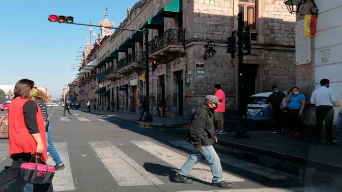 Comienza a notarse más afluencia en las calles de Morelia