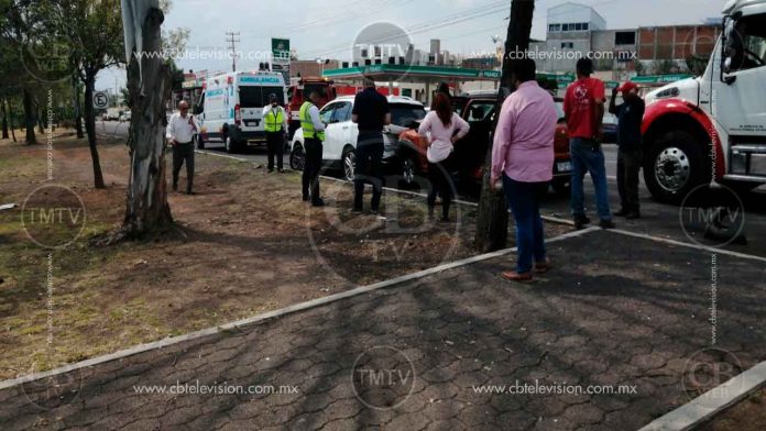 Colisionan tres autos afuera del mercado de Abastos de Morelia