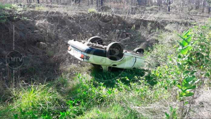 Autos cae a barranca al sur de Morelia; hay un muerto y un herido