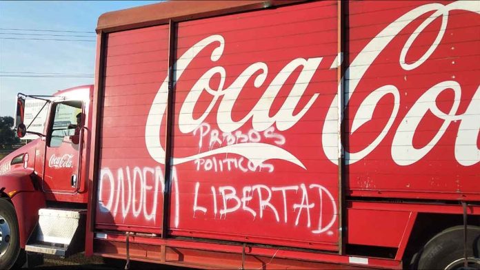 Normalistas de Tiripetío saquean camiones refresqueros