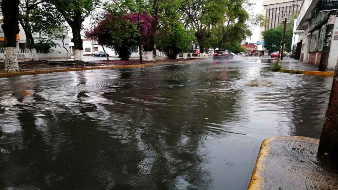 Encharcamientos en múltiples calles de Morelia, como saldo de las lluvias.