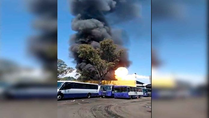 Coyoacán: Incendio en depósito quema 11 camiones de transporte público