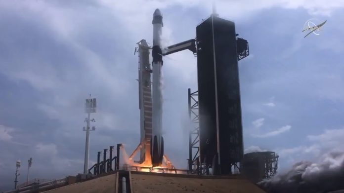 Momento exacto del despegue del Falcon 9 con destino a la EEI