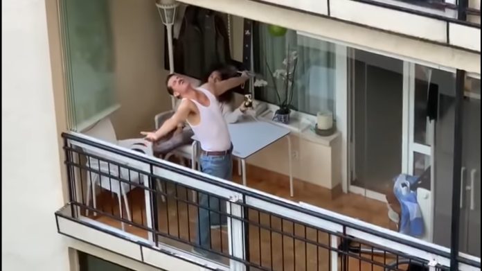 Video: Hombre se disfraza de Freddie Mercury y les da un show a sus vecinos