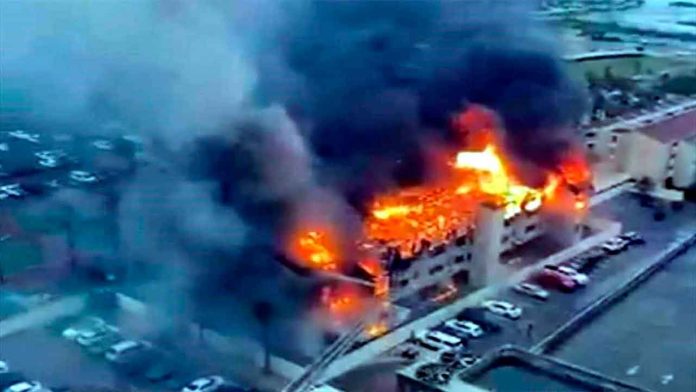 Se registra incendio en complejo de condominios en Texas