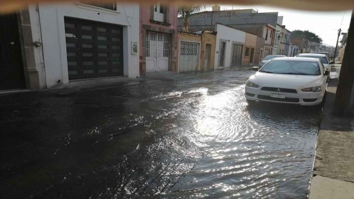 Fuga de agua deja sin agua a vecinos de la calle Guerrero