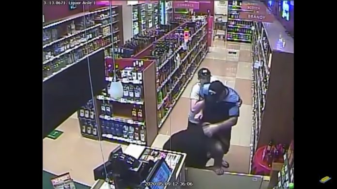 Viral: Recibe golpiza por no agradecer al hombre que abre la puerta