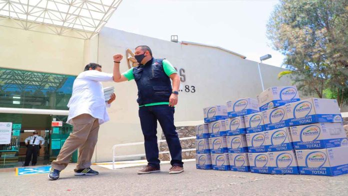 A personal del IMSS y del Hospital de la Mujer, cubrebocas y electrolitos