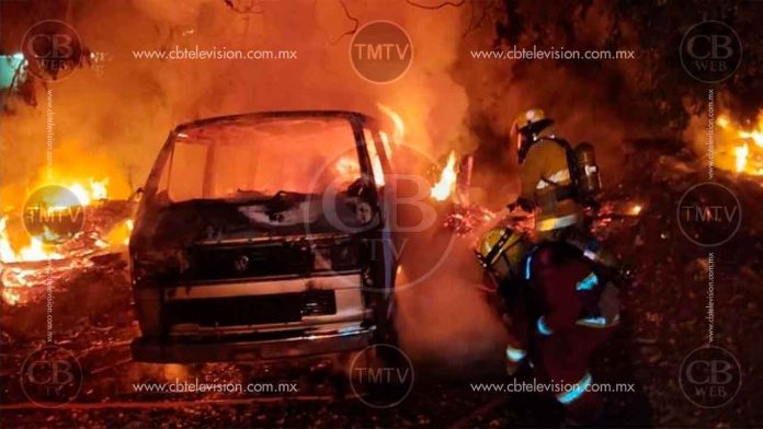 Le prenden fuego a una camioneta en la ESFU 2 de Uruapan