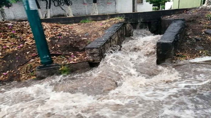 Viandantes se ven afectados por inundaciones sobre Av. Madero