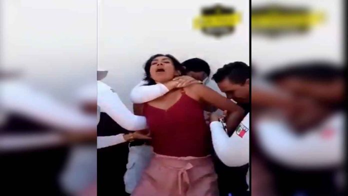 Video: Pareja se niega a abandonar playa en Jalisco; policías los retira a la fuerza