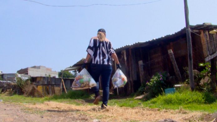 Diana Pérez, reparte despensas a comunidades necesitadas como altruismo