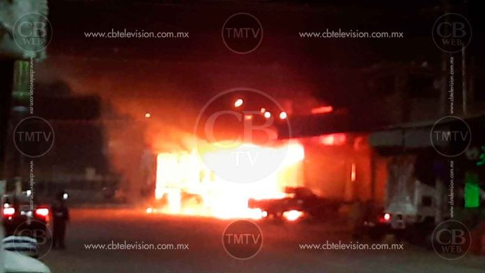 Un camión y un auto arden en llamas en el mercado de Abastos de Morelia