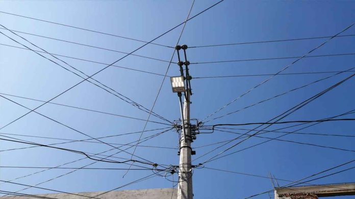 Reportan faros públicos con luces encendidas durante el día
