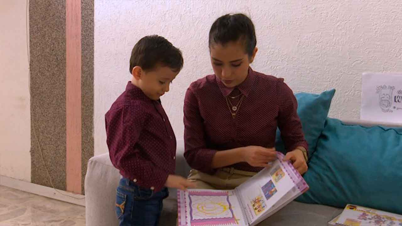 Mamas y papás también toman el papel de maestros en esta crisis Mamas y papás también toman el papel de maestros en esta crisis